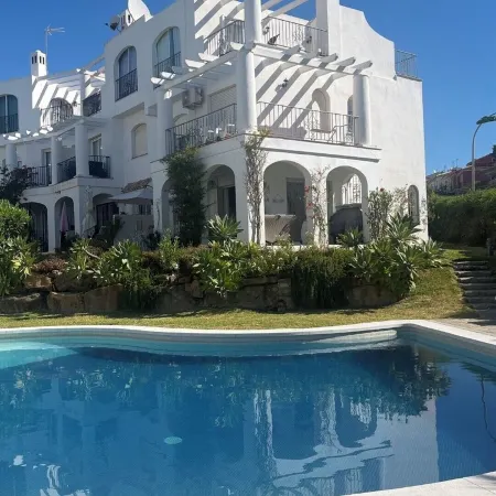 Lovely 3 bed 3 bath end villa with pool and beautiful port in Duquesa