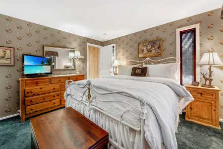 Quaint 2 Bedroom Condo with Loft in Southern Vermont Min. from Hiking and Golf Отели в г. West Dover