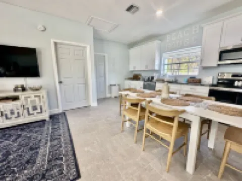 Modern Beach Cottage - Just Steps to the Ocean and down Town Cocoa Beach