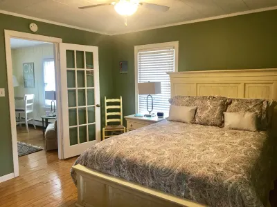 TOP NOTCH NESTING @ ♥️ of DOWNTOWN w SEASONAL WATERFRONT POOL & HOT TUB ACCESS❣️ Hotels near The Brass Anchor Co.