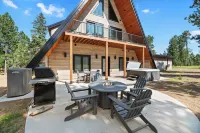 A-Frame of Mind in tranquil Lead with AC, WiFi, hot tub and outdoor pool access