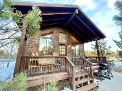 Cozy cabin for 2, private hot tub, King size bed!