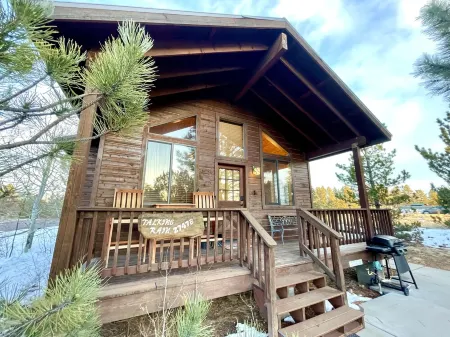 Cozy cabin for 2, private hot tub, King size bed!