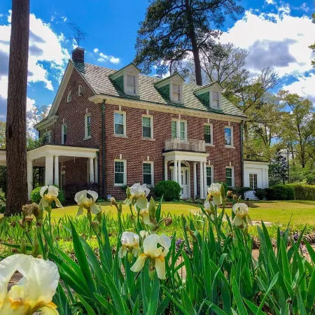 Entire Historic Home with 3620Sqft Perfect for Families Отели в г. Уэйн