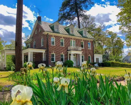 Entire Historic Home with 3620Sqft Perfect for Families
