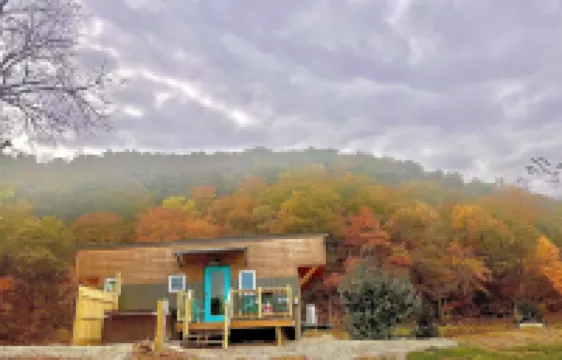 Tiny House on Upper Iowa River w/ hot tub