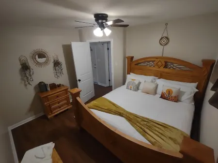 Classic Ranch close to the Buffalo Airport Отели рядом с достопримечательностью «Cheektowaga Volunteer Firemen's Memorial Park»