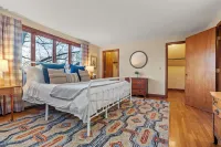 Ipswich Riverfront Lodge / Horse Friendly Barn+Paddocks / Kayak+Canoe/ Sleeps 10