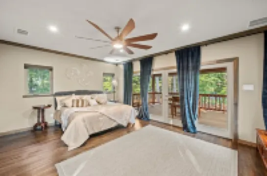 Luxury Cabin, 500’ Lake Front, 3 Acre Property on Lake Bob Sandlin!