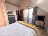 NEW Across St from CSU campus! 3 bedroom 1.5ba, above famous Rainbow Restaurant