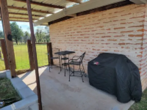 Dogwood Flats - A cozy guest house in the oak trees!