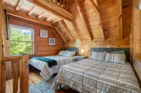 Mountain Island Lake Lodge: Private Dock, Kayaks, Paddle Boards, Family Fun!
