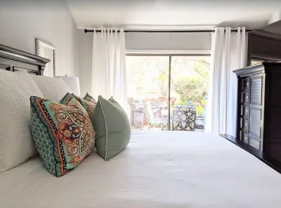 🌟LOCATION! Very Nice 2 BD 2BA Directly Across From Resort-Pool Grill Sleeps 6🏊