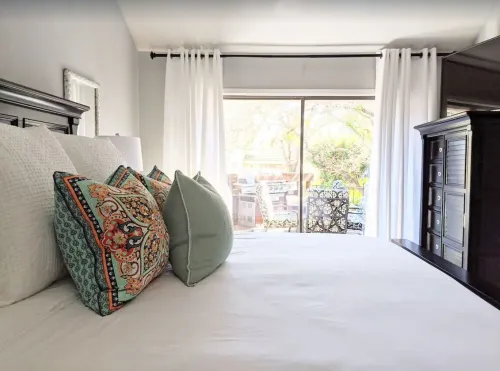 🌟LOCATION! Very Nice 2 BD 2BA Directly Across From Resort-Pool Grill Sleeps 6🏊