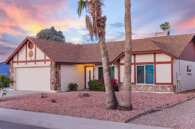 A very spacious family home that will be right just for you! Arizona Computer Outlets 주변 호텔
