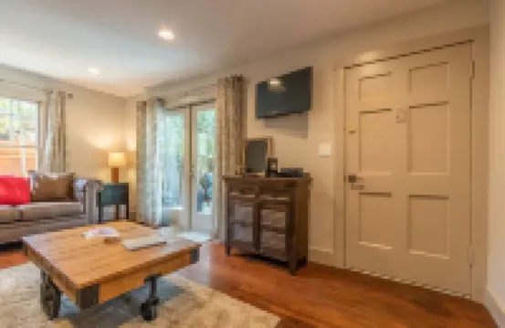 Walk DOWNTOWN! High-end remodel w porch/2 firepits