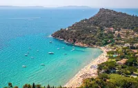 Waterfront villa on sandy beach, private beach, pets welcome.