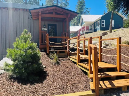 The Mill House at Elk Ridge Village Cabin 301A with Views of Flathead Lake Отели в г. Лейксайд