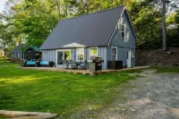Driftwood Cottage with Cottages of Maine, Lake Great Pond, Dog Friendly, Kayaks