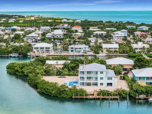 Island getaway with panoramic view, pool, spa, beach and rooftop access!