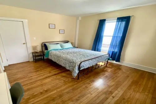 Cheerful 3-BR 2-full BR home close to Downtown
