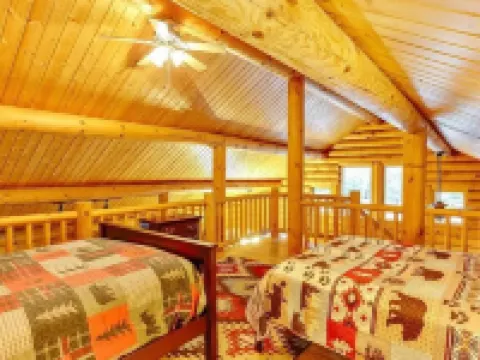 Spacious 3 Story Cabin. Access to UTV/ATV Trails & Near Lake Arbutus โรงแรมในJackson County