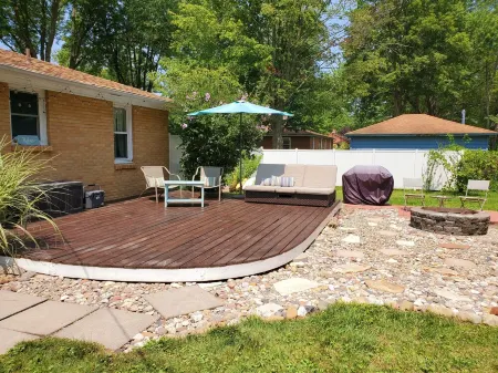 Breezy Pad, Close to the Lake, with Hot Tub