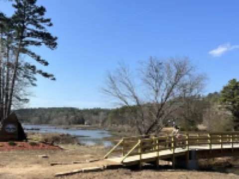 Cozy cabin on Lake Ludwig with a nice view of the lake. Pet friendly! 約翰遜縣酒店