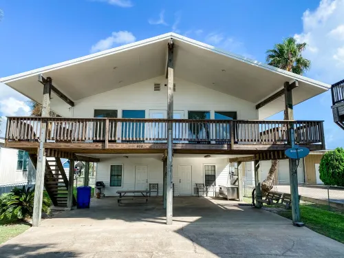 Sunny Family Friendly House 1500 sqft ~ Oversized Covered Deck ~ .5 m to Beach
