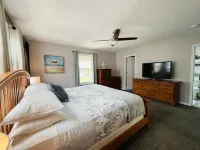 Beautiful Waterfront Home. 8 Min Walk to the Beach and Restaurants Private Pool.