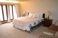 Riverfront, golf course retreat with pool!