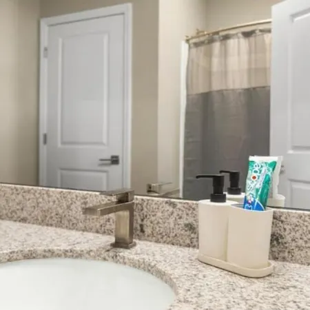 Chic 2 BD/2 BA Condo: Serene Escape in Melbourne