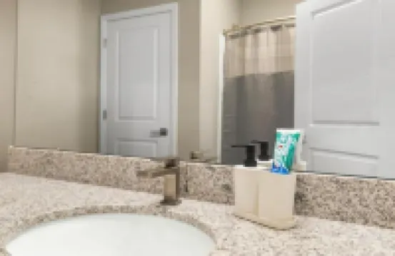 Chic 2 BD/2 BA Condo: Serene Escape in Melbourne