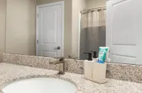 Chic 2 BD/2 BA Condo: Serene Escape in Melbourne