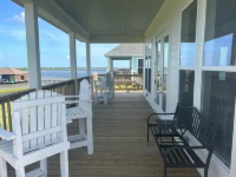 Beautiful camp in Angler Bay! Come enjoy the best of Hackberry. Hotels in Hackberry