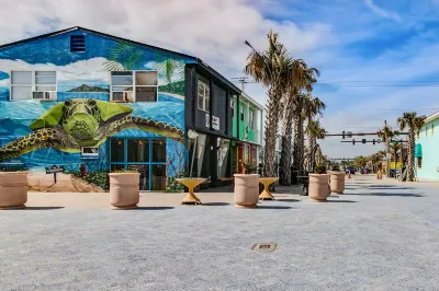 Fiesta Flamingo Cottage Blocks to Beach & River ~ Kayaks and Bikes Provided!