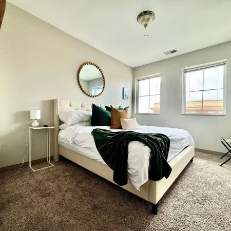 Quiet King Size with City Views