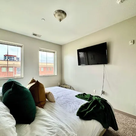 Quiet King Size with City Views