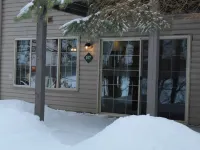 Lazy Bear Lodge on snow/UTV trails and lake Hotels in St. Germain