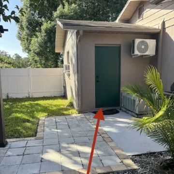 Cheerful 1 bedroom guest suite with pool and yard