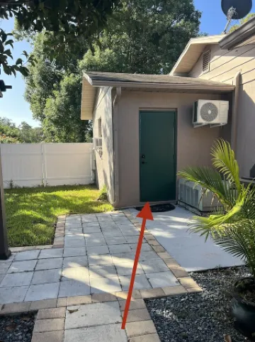 Cheerful 1 bedroom guest suite with pool and yard