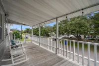 The Teal Door is a 3 Bedroom 1 Bath Unit. Sleeps 6. Linens Included!