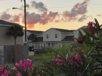 1300+sq ft Townhome just steps to the beach! 3Bed sleeps 10! Hotels near Packery Channel Park