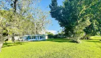 Florida style home walking distance to Barefoot Beach