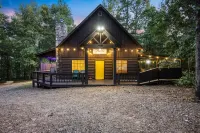 FUN Cabin - Pool Tables, Games, Jacuzzi, Firepit, Hammocks, Sleeps 12! Hotel a McCurtain County
