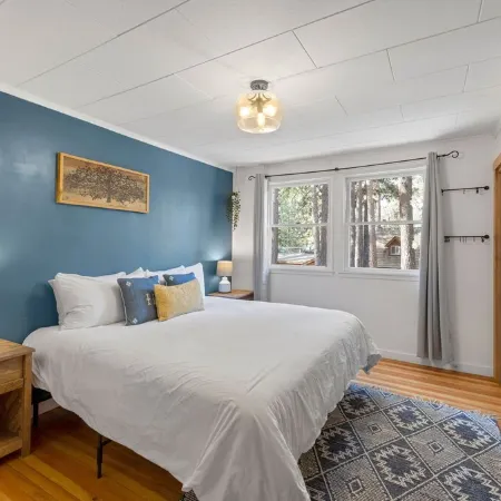 Perfect location! Cabin w/ hot tub- walk to beach, golf & trails