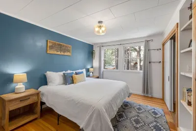 Perfect location! Cabin w/ hot tub- walk to beach, golf & trails Отели рядом с достопримечательностью «Парк Север Тахо Риджинал»