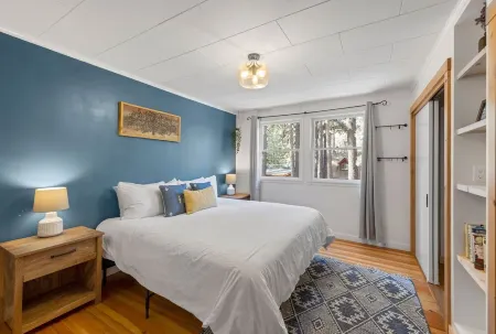 Perfect location! Cabin w/ hot tub- walk to beach, golf & trails Отели в г. Тахо Виста