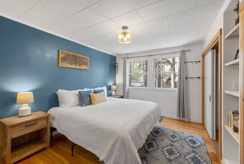 Perfect location! Cabin w/ hot tub- walk to beach, golf & trails