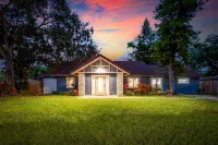 Sleeps 15/ Private Beach & Heated pool /mins to Tampa /Bush Gardens/ Buccs/ Zoo Hotels in Lake Magdalene